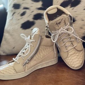 Made in Italy high quality fashion runner. Made by Giuseppe Zanotti Designs sz40